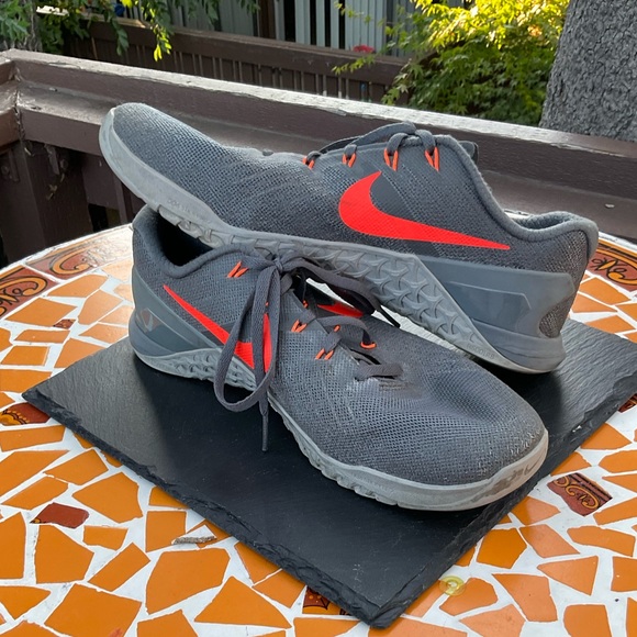 Nike metcon gray sneaker hyer crimson detail sporty streetwear